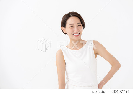 女性 笑顔 女性 笑顔 130407756