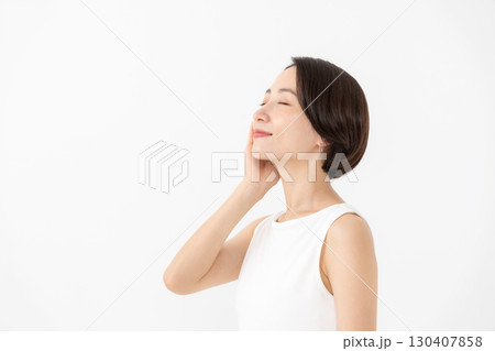 女性　ビューティー　スキンケア	 130407858