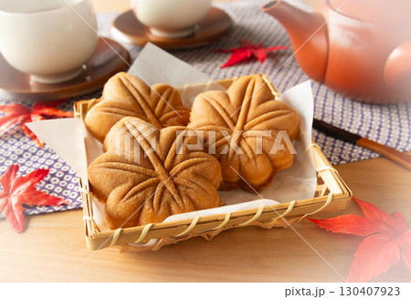 六つ目籠に盛られたもみじ饅頭 六つ目籠に盛られたもみじ饅頭 130407923