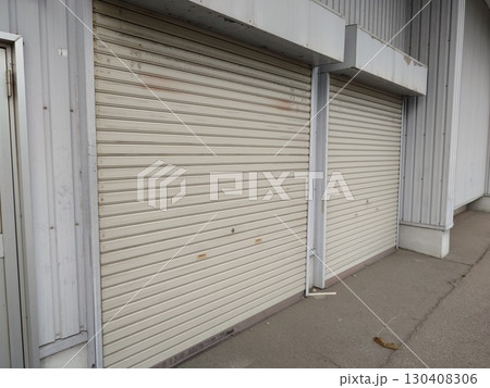 店舗に設置されている商品搬入用のシャッター 店舗に設置されている商品搬入用のシャッター 130408306