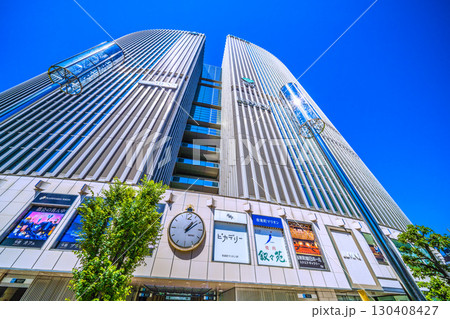日本の東京都市景観9月2日。数寄屋橋交差点前の有楽町マリオンなどを望む 130408427