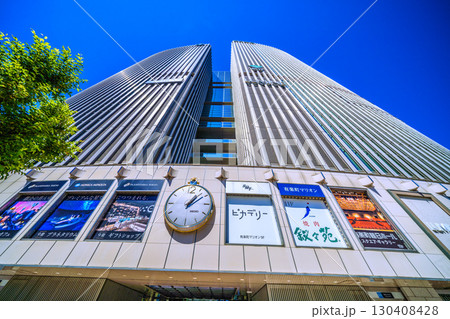 日本の東京都市景観9月2日。数寄屋橋交差点前の有楽町マリオンなどを望む 130408428