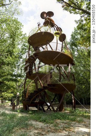 自然の中にある螺旋階段の塔 130408550