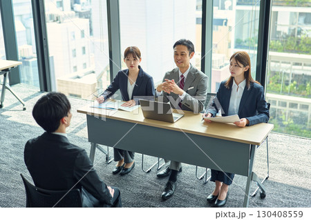 面接シーン 130408559