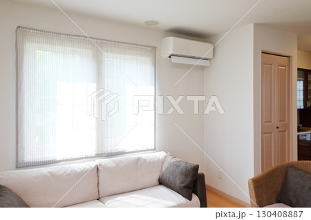 エアコンのある部屋　空調設備のある住居　冷房と暖房　イメージ素材 130408887