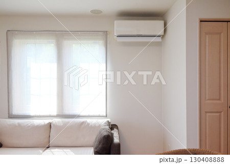 エアコンのある部屋　空調設備のある住居　冷房と暖房　イメージ素材 130408888