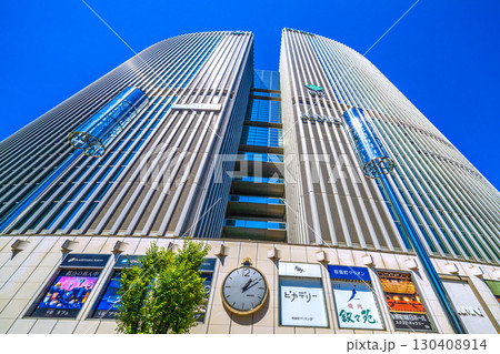 日本の東京都市景観9月2日。数寄屋橋交差点前の有楽町マリオンなどを望む 130408914