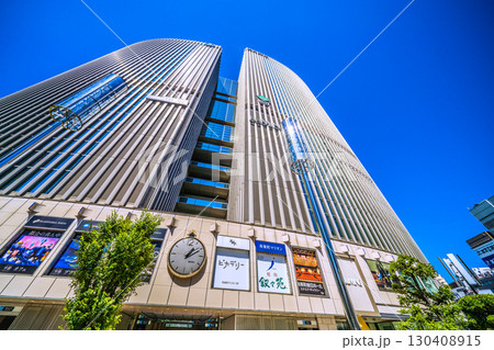 日本の東京都市景観9月2日。数寄屋橋交差点前の有楽町マリオンなどを望む 130408915