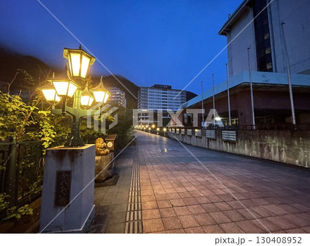 鬼怒川温泉のメインエリア　夜のふれあい橋 130408952