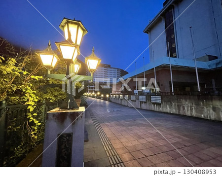 鬼怒川温泉のメインエリア 夜のふれあい橋 鬼怒川温泉のメインエリア 夜のふれあい橋 130408953