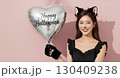 ハロウィンの猫コスプレの若い女性が笑顔でポーズを決める 130409238