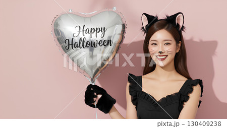ハロウィンの猫コスプレの若い女性が笑顔でポーズを決める 130409238
