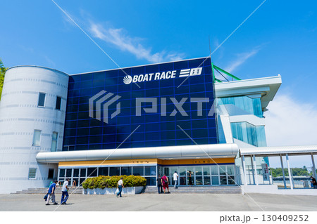 晴れの青空と三国競艇場外観イメージ｜ボートレース場イメージ｜福井県堺市 130409252