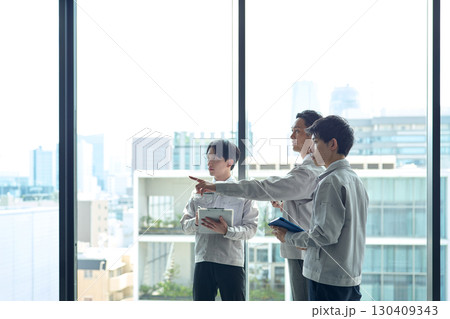 建設業の男性達 130409343