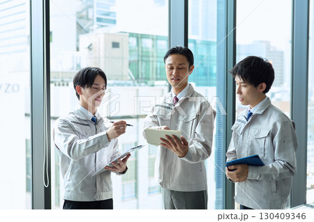 建設業の男性達 130409346