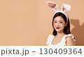 うさぎコスプレの女性がハロウィン風に笑顔でポーズ 130409364