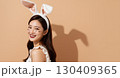 うさぎコスプレの女性がハロウィン風に笑顔でポーズ 130409365