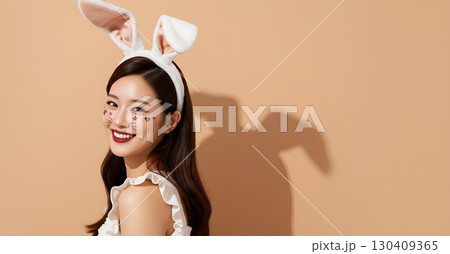 うさぎコスプレの女性がハロウィン風に笑顔でポーズ 130409365