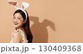 うさぎコスプレの女性がハロウィン風に笑顔でポーズ 130409368