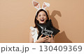 うさぎコスプレの女性がハロウィン風に笑顔でポーズ 130409369