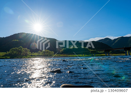 夕日に照らされた四万十川と佐田沈下橋 130409607