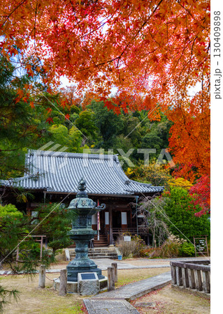 紅葉に包まれた山崎聖天 130409898