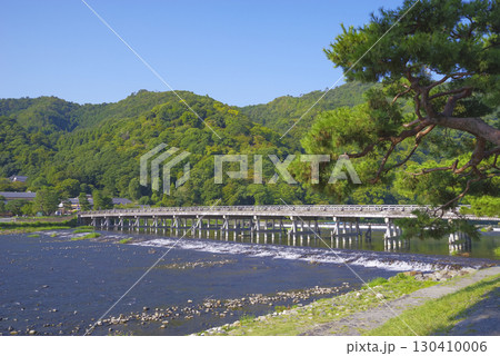 京都の名所 嵐山の渡月橋と桂川の風景 京都の名所 嵐山の渡月橋と桂川の風景 130410006