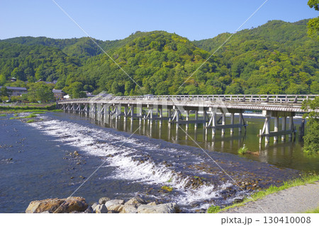 京都の名所 嵐山の渡月橋と桂川の風景 130410008