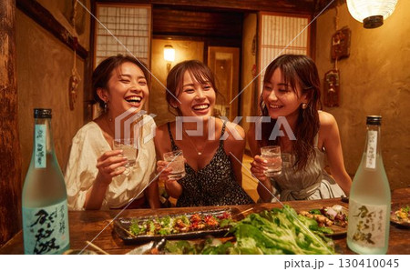 日本酒のある女子会 実写風イラスト 012 130410045