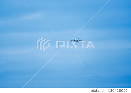 浅葱色の空を飛ぶ旅客機 浅葱色の空を飛ぶ旅客機 130410095