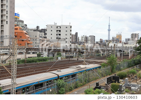 京成電鉄がjr線と立体交差している東京都荒川区の風景 130410603