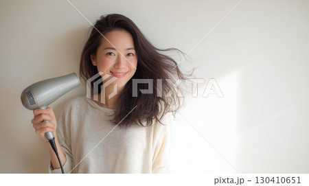 日本人女性のヘアドライシーン 日本人女性のヘアドライシーン 130410651