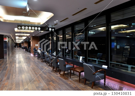 夜の東京湾アクアライン海ほたる、海が見える大回廊南側に都会の喧騒を離れ、深夜の海上を楽しむ 130410831