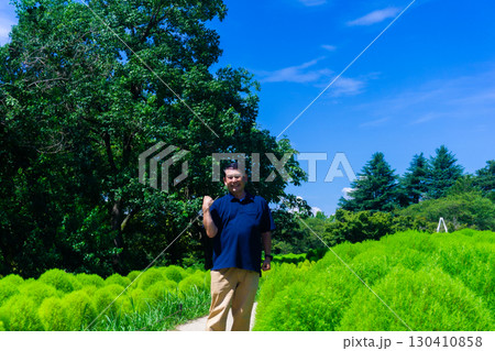 コキアとシニア男性 130410858