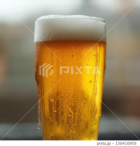 グラスに注がれた生ビール 130410958