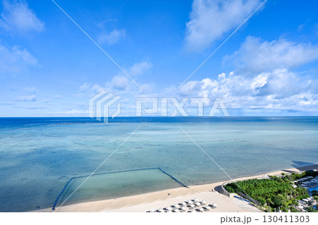 沖縄の高級リゾートホテルのプライベートビーチで撮影した透き通った綺麗な海　【沖縄風景】 130411303