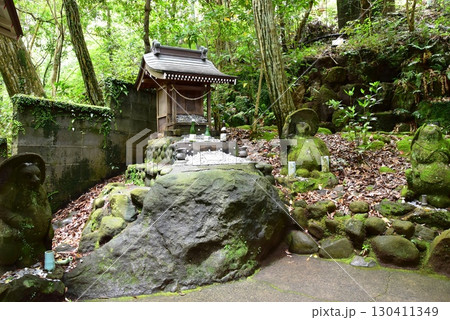 湯河原町　万葉公園湯河原惣湯の狸福神社と狸石像 130411349
