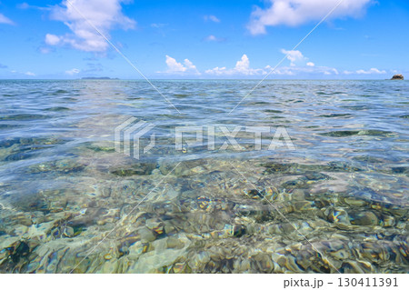 沖縄 慶良間諸島の島の透き通った海の写真 【沖縄風景】 沖縄 慶良間諸島の島の透き通った海の写真 【沖縄風景】 130411391