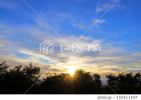 鰐塚山から望む夕景 夕日 樹木 鰐塚山から望む夕景 夕日 樹木 130411497