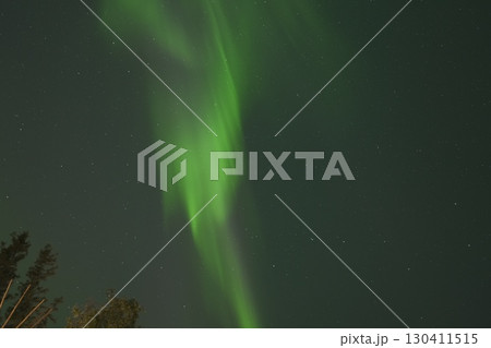 カナダ イエローナイフ オーロラビレッジからのオーロラ風景 130411515