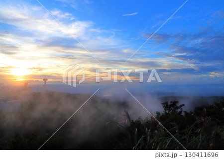 鰐塚山から望む夕景　夕日　霧 130411696