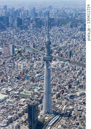 東京スカイツリー付近上空から都心方向を空撮 130411724