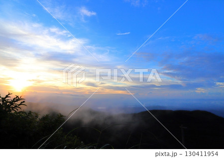 鰐塚山から望む夕景 夕日 霧 鰐塚山から望む夕景 夕日 霧 130411954