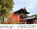 秋色に染まる日本の寺院と紅葉の美しい風景 130412285