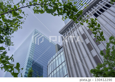 都会にそびえる高層ビルと緑のコントラスト 130412290