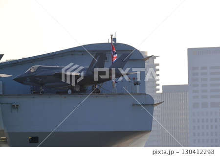 東京湾に停泊中のイギリス空母（プリンス・オブ・ウェールズ） 130412298