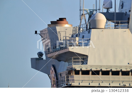 東京湾に停泊中のイギリス空母（プリンス・オブ・ウェールズ） 130412338