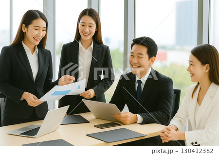 笑顔で活発な議論をする日本のビジネスチーム 130412382