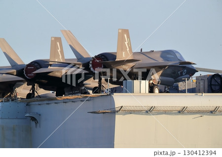 東京湾に停泊中のイギリス空母（プリンス・オブ・ウェールズ） 130412394