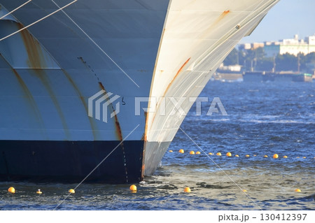 東京湾に停泊中のイギリス空母（プリンス・オブ・ウェールズ） 130412397